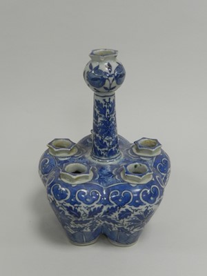 Lot 275 - A Chinese blue and white porcelain tulip vase,...