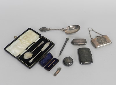 Lot 34 - A small collection of silver