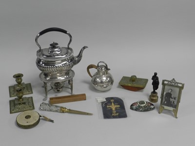 Lot 326 - An assembled group of metalware and...