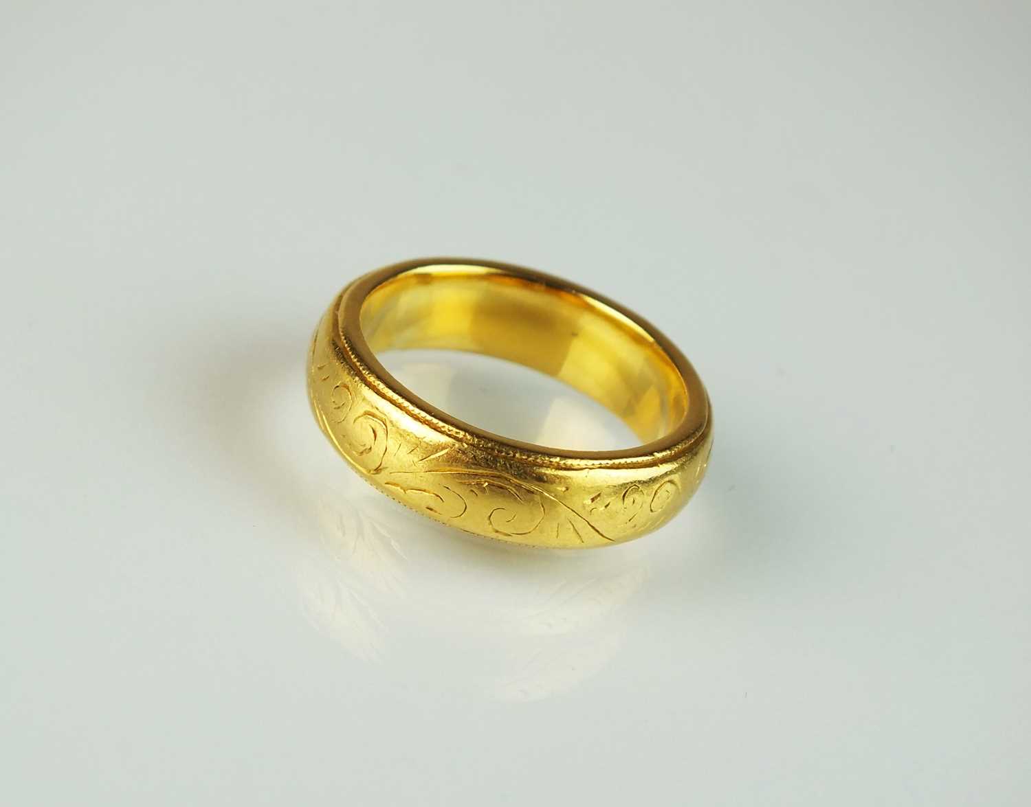 Lot 27 - A 22ct gold wedding band