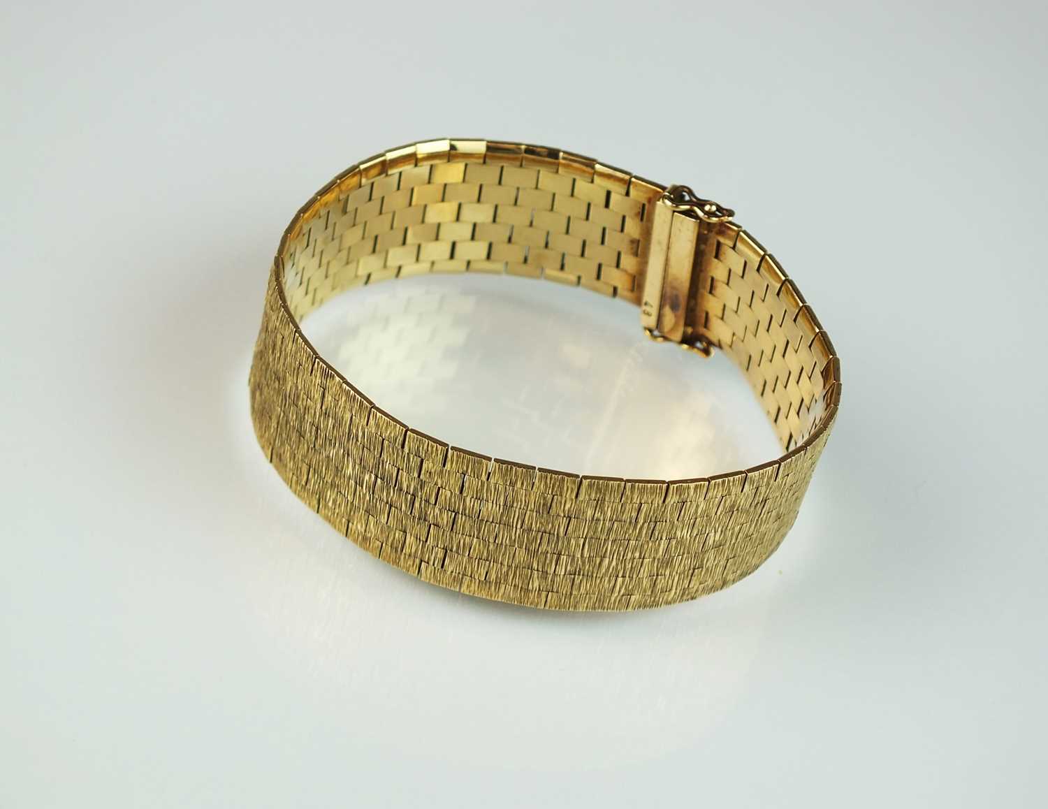 Lot 38 - A yellow metal integral brick link bracelet
