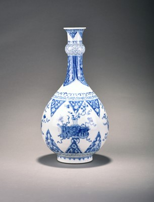 Lot 263 - A Chinese blue and white garlic-head bottle...