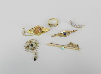 Lot 351 - A small collection of jewellery