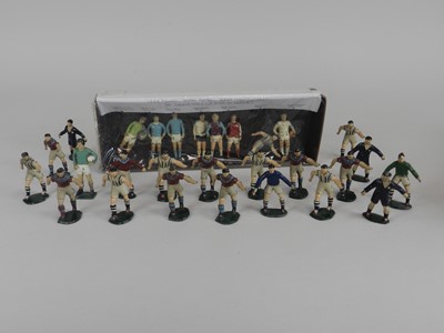 Lot 368 - A collection of vintage lead model soldiers...