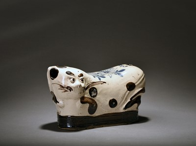 Lot 268 - A Chinese cizhou style pillow modelled as a cat, Qing Dynasty