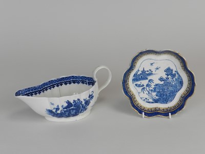 Lot 416 - Caughley sauce boat and teapot stand