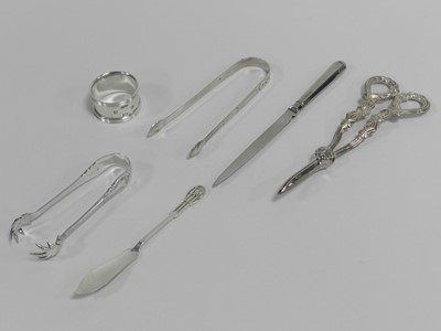 Lot 333 - A pair of George III silver sugar tongs