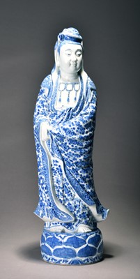 Lot 312 - A large Chinese blue and white figure of Guanyin, Qing Dynasty