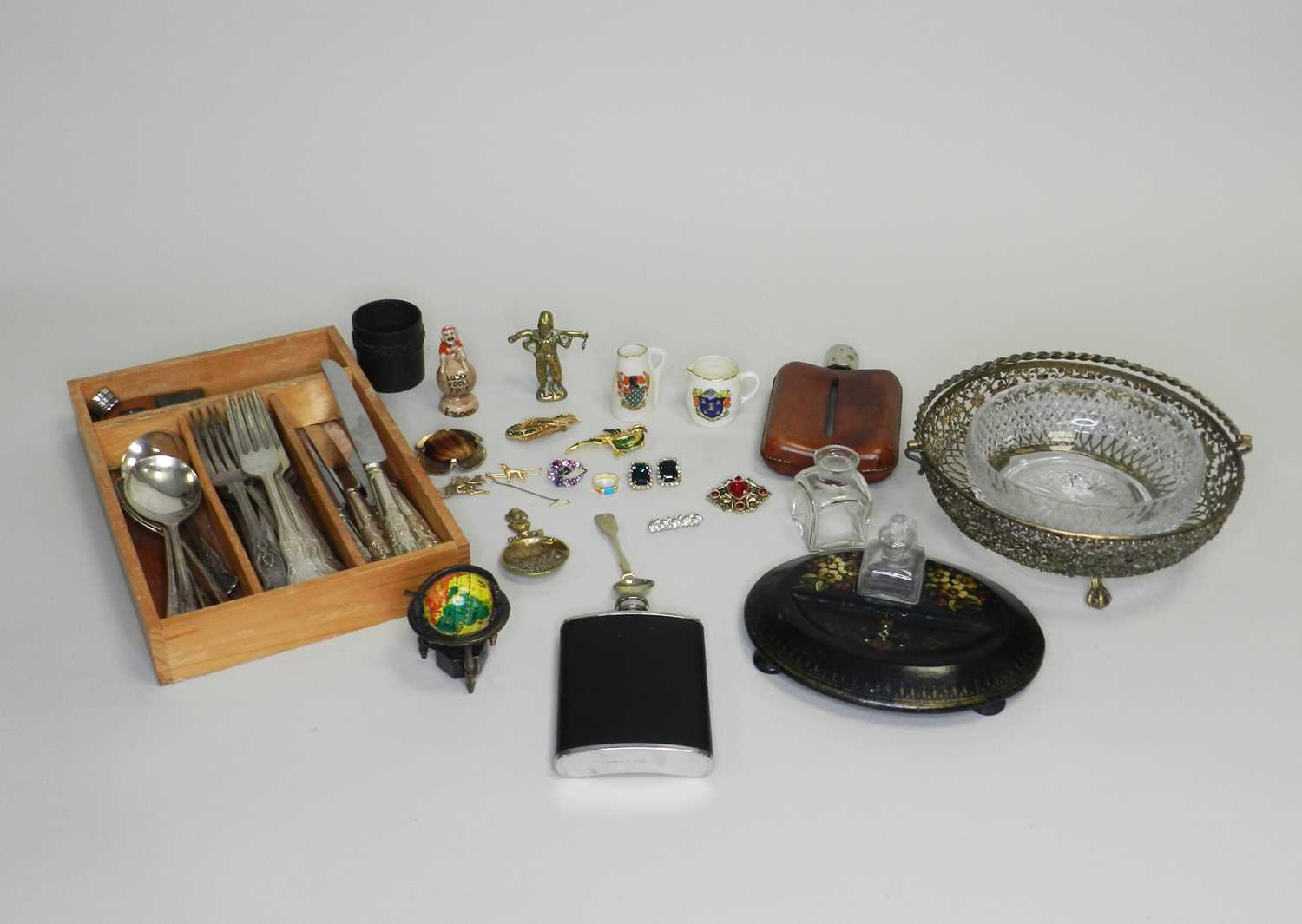 Lot 33 - A collection of various pieces of jewellery and costume jewellery