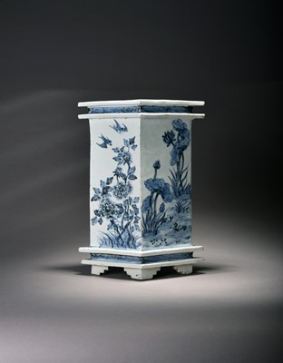 Lot 602 - An unusual Chinese blue and white lozenge form vase, Qing Dynasty