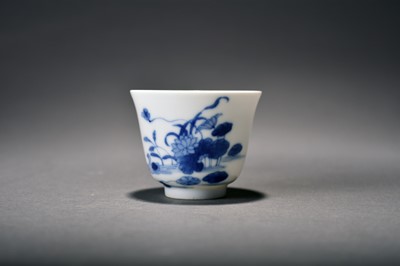 Lot 284 - A Chinese blue and white wine cup, Kangxi