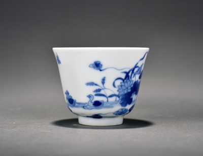 Lot 284 - A Chinese blue and white wine cup, Kangxi