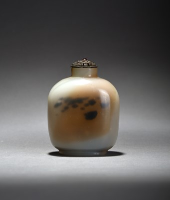 Lot 329 - A Chinese chalcedony snuff bottle