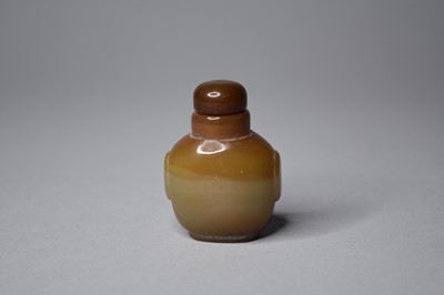 Lot 331 - A small Chinese chalcedony snuff bottle