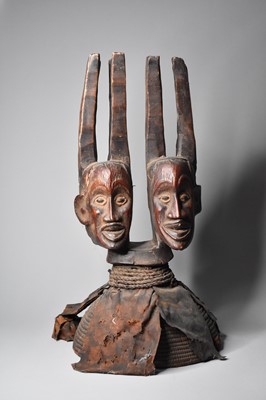 Lot 256 - A large African carved wood two-headed effigy, Cameroon