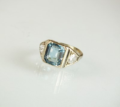 Lot 80 - An Art Deco three stone aquamarine and diamond ring