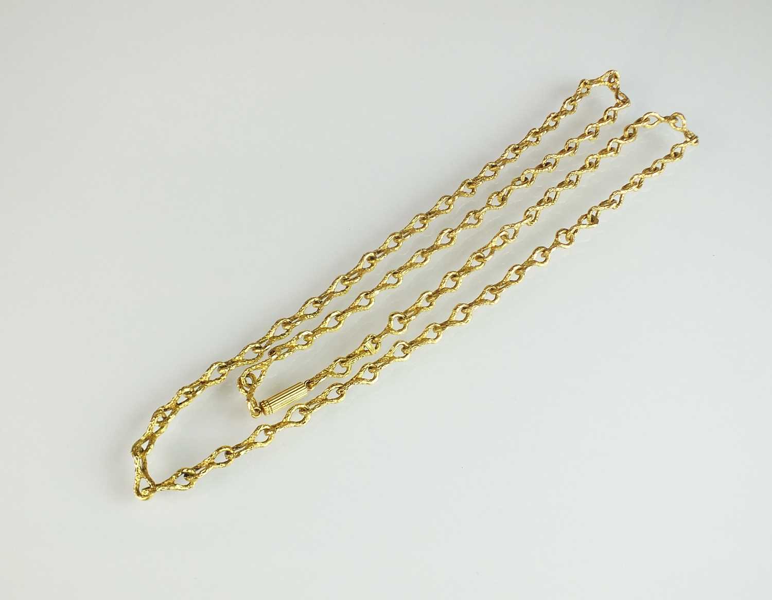 Lot 116 - A textured yellow metal chain necklace