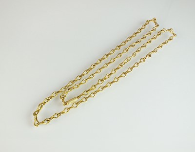 Lot 116 - A textured yellow metal chain necklace