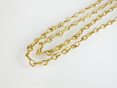 Lot 116 - A textured yellow metal chain necklace