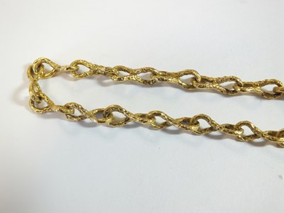 Lot 116 - A textured yellow metal chain necklace