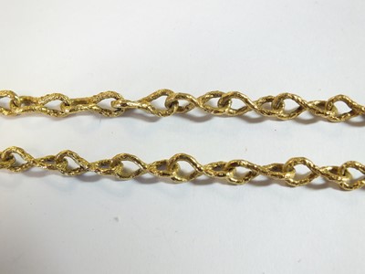 Lot 116 - A textured yellow metal chain necklace