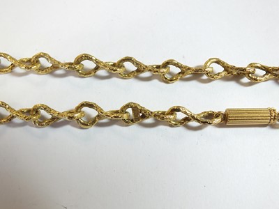 Lot 116 - A textured yellow metal chain necklace