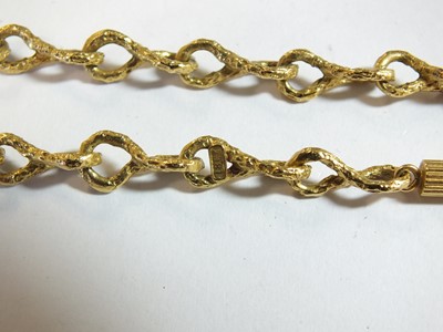 Lot 116 - A textured yellow metal chain necklace