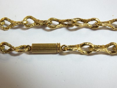 Lot 116 - A textured yellow metal chain necklace