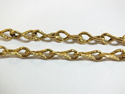 Lot 116 - A textured yellow metal chain necklace