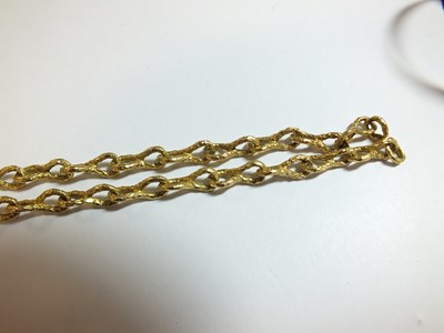 Lot 116 - A textured yellow metal chain necklace