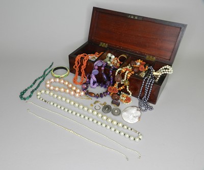 Lot 165 - A collection of costume jewellery