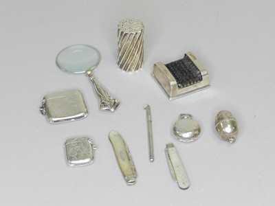 Lot 152 - A small collection of silver