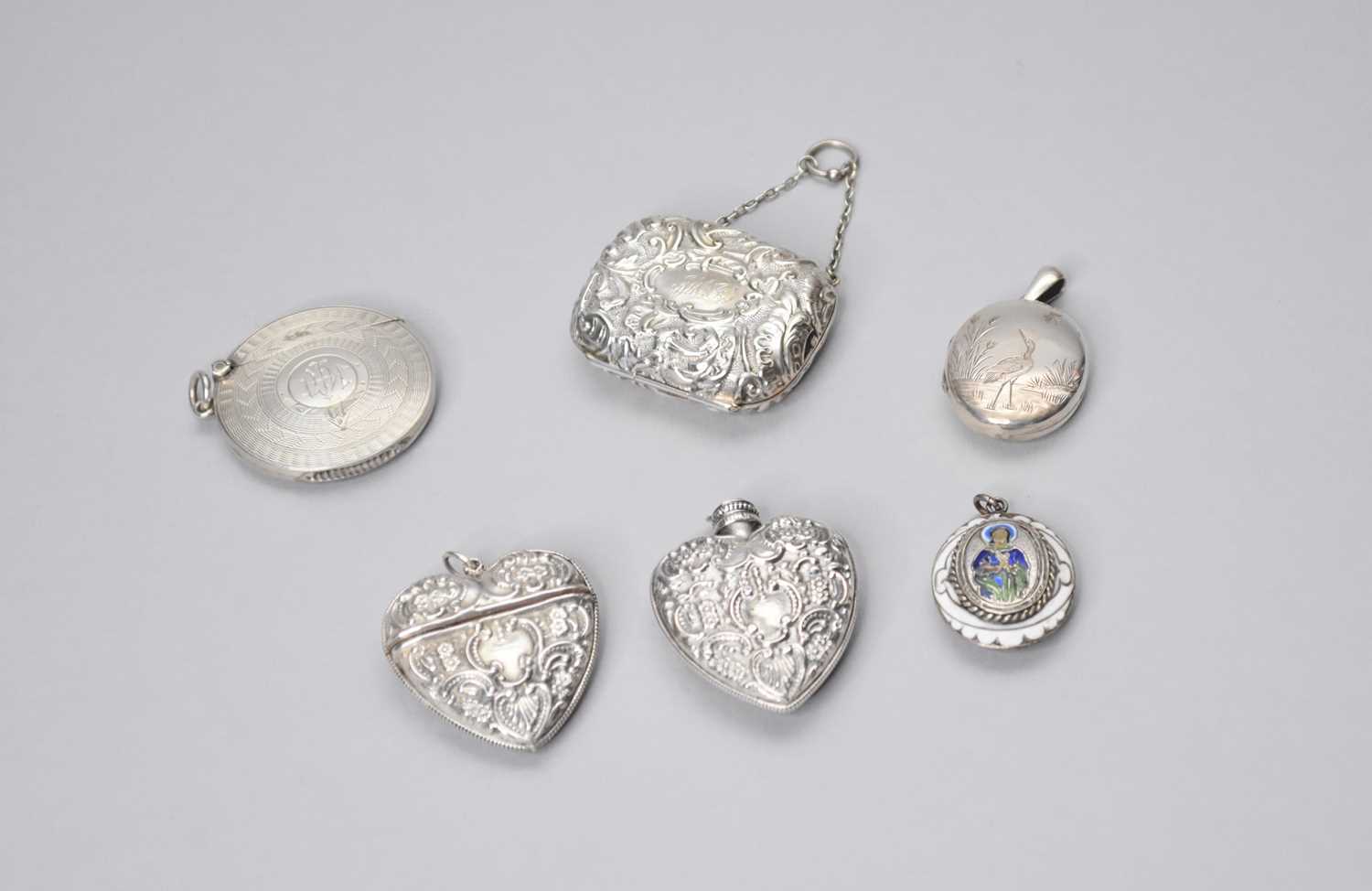 Lot 8 - A small collection of silver