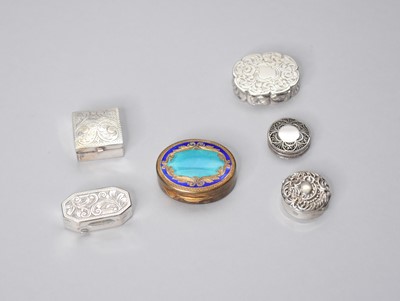 Lot 13 - A small collection of silver