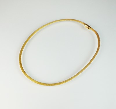 Lot 104 - A yellow metal stylised cord mesh link necklace