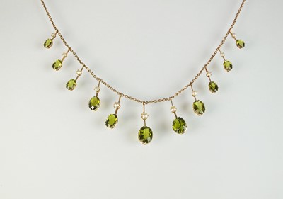 Lot 132 - A peridot and seed pearl fringe necklace