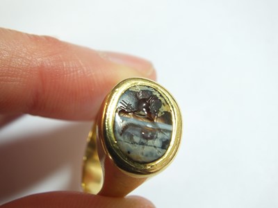 Lot 86 - A banded agate intaglio ring