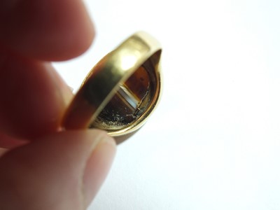 Lot 86 - A banded agate intaglio ring