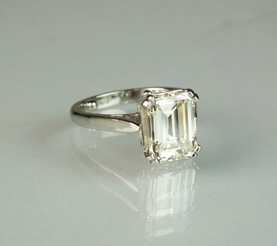 45 - A platinum single stone diamond ring