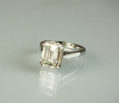 Lot 45 - A platinum single stone diamond ring