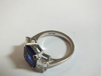 Lot 89 - An 18ct white gold three stone sapphire and diamond ring