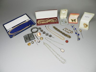 Lot 179 - A collection of jewellery and costume jewellery