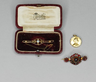 Lot 164 - A rose cut diamond set circular locket