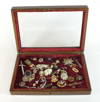 Lot 274 - A selection of military-related badges, brooches and jewellery