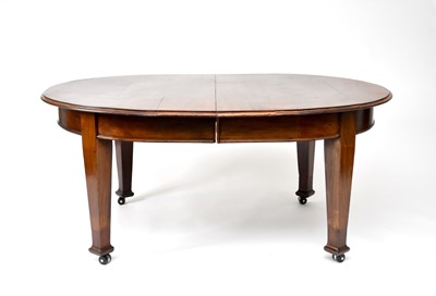 Lot 621 - An early 20th century mahogany, extending dining table