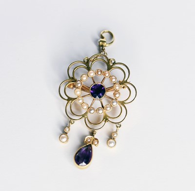Lot 363 - An early 20th century amethyst and split seed pearl brooch/pendant