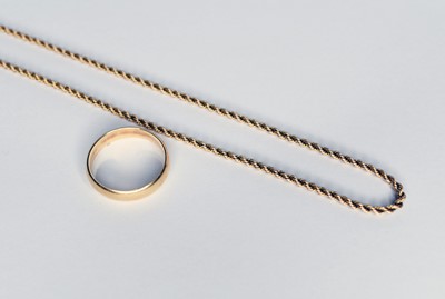 Lot 372 - A yellow metal rope twist chain and a gold wedding band
