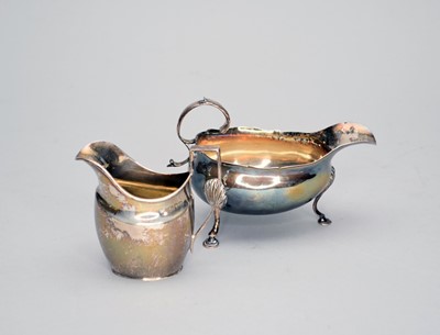 Lot 359 - A silver sauce boat and cream jug