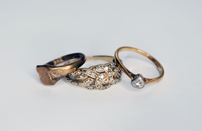 Lot 367 - A collection of rings