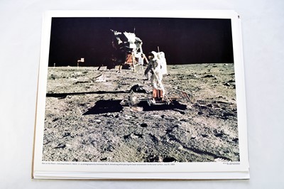 Lot 76 - APOLLO SPACE MISSIONS. A quantity of official...